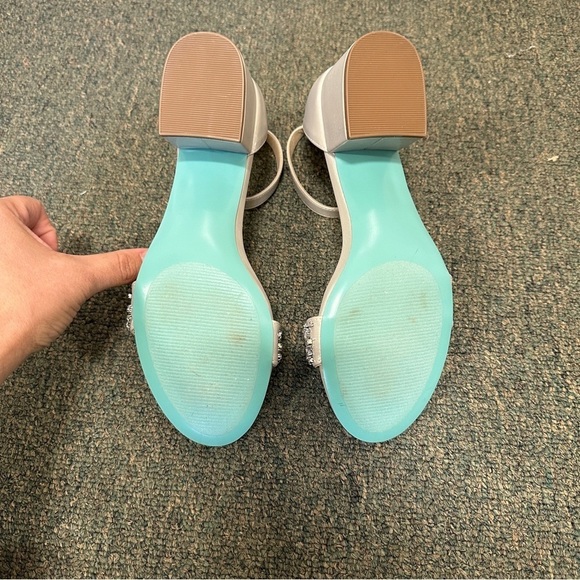 Betsey Johnson sz 8 wide 8W embellished toe strap block heel sandal formal party - Picture 9 of 12